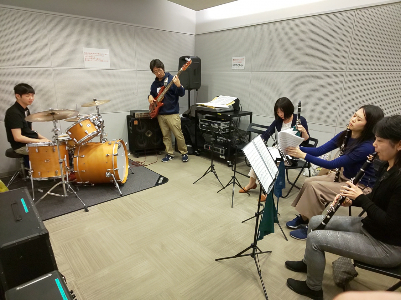 バンドアンサンブル開始前に準備する生徒達