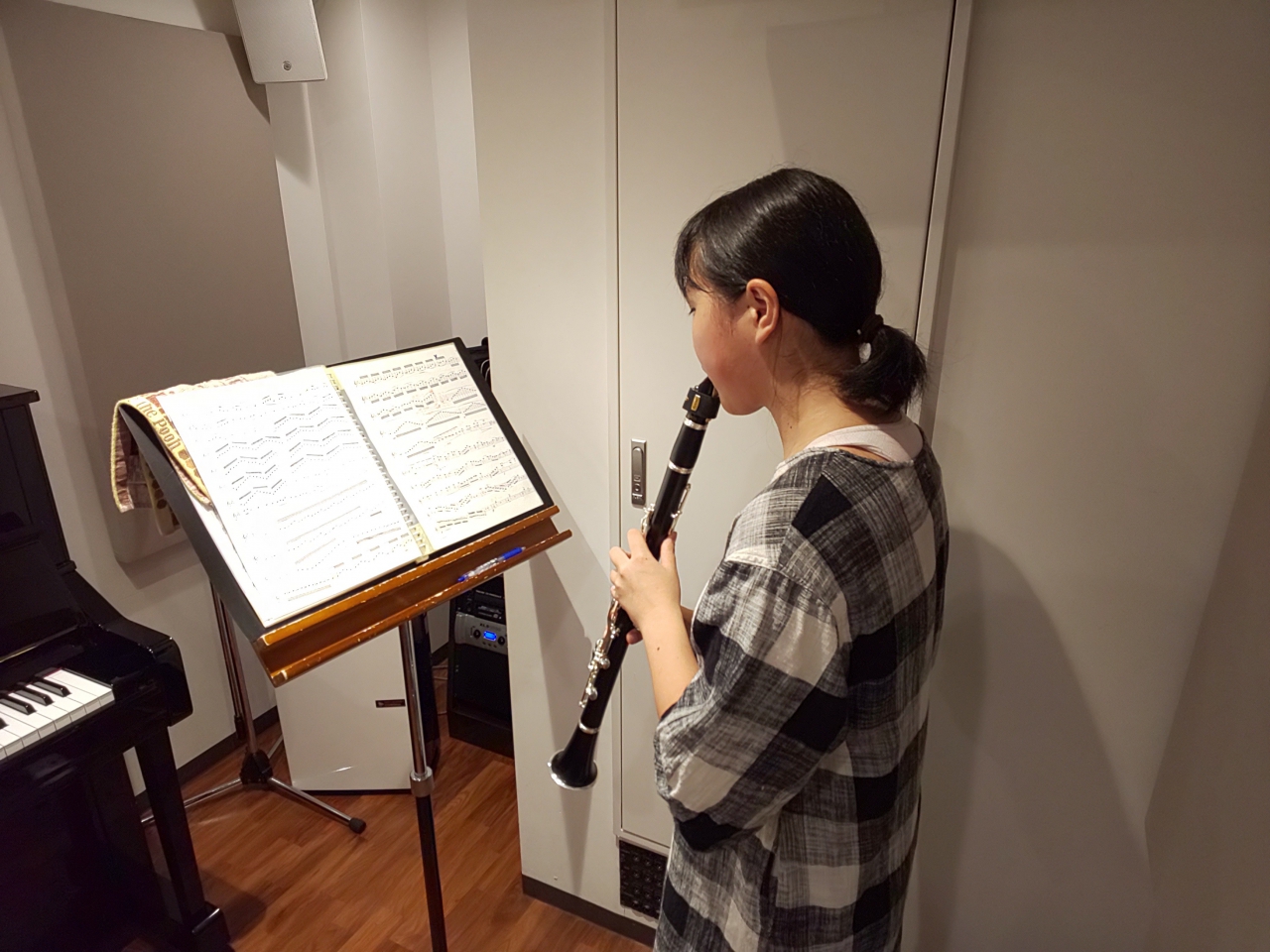 楽譜を見ながら立って演奏する生徒