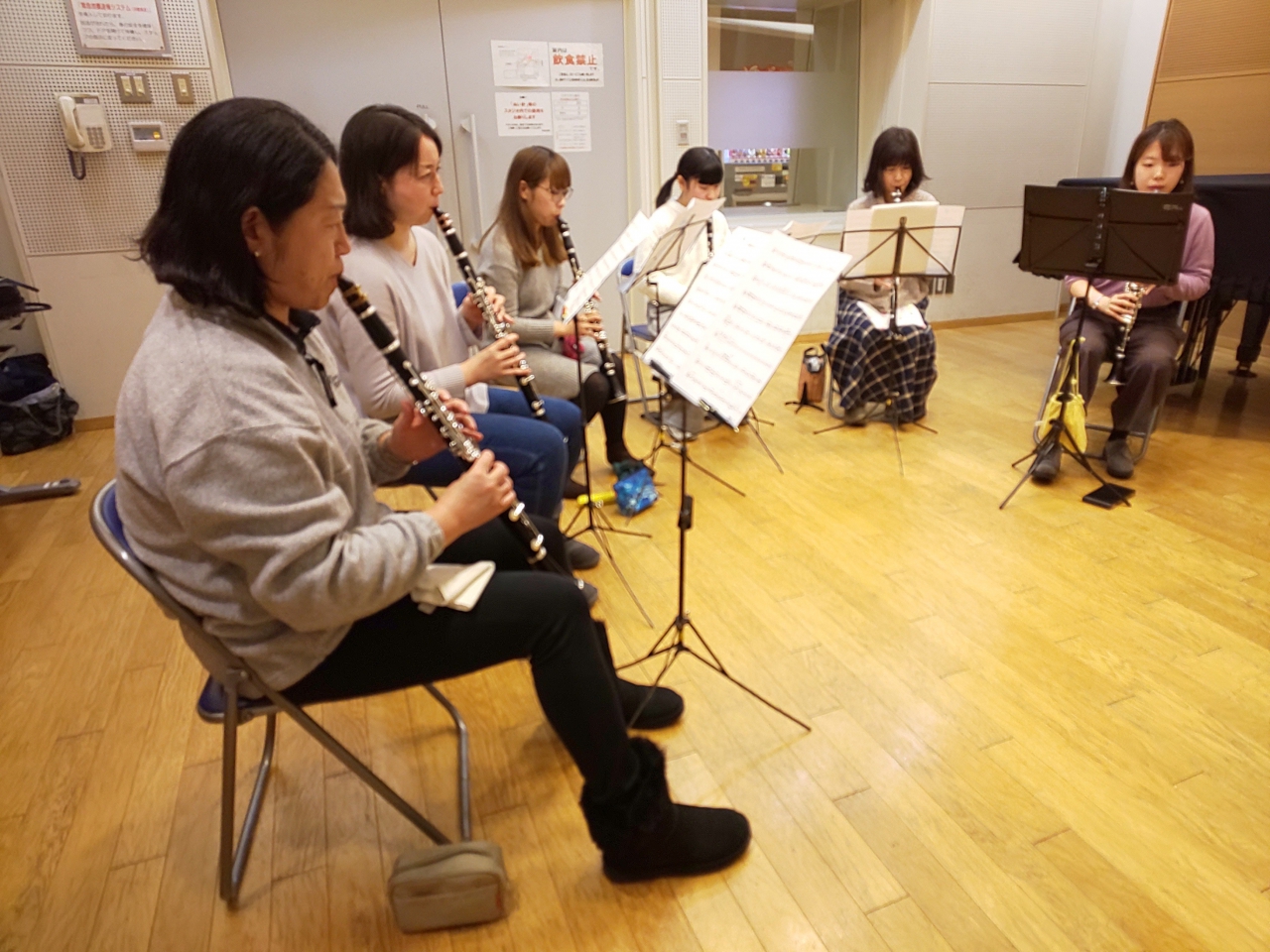 クラリネットアンサンブルをする生徒達