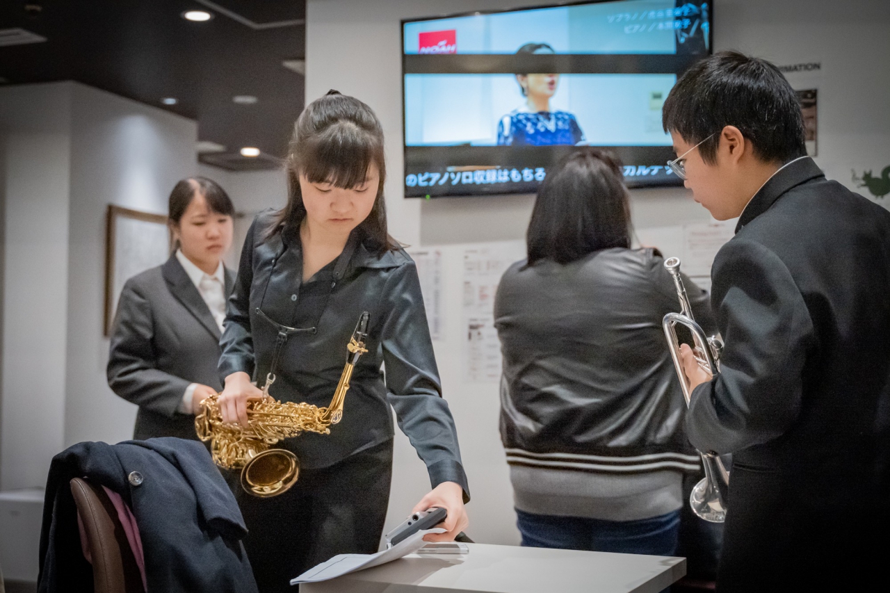 実技模試で控室に移動する参加者