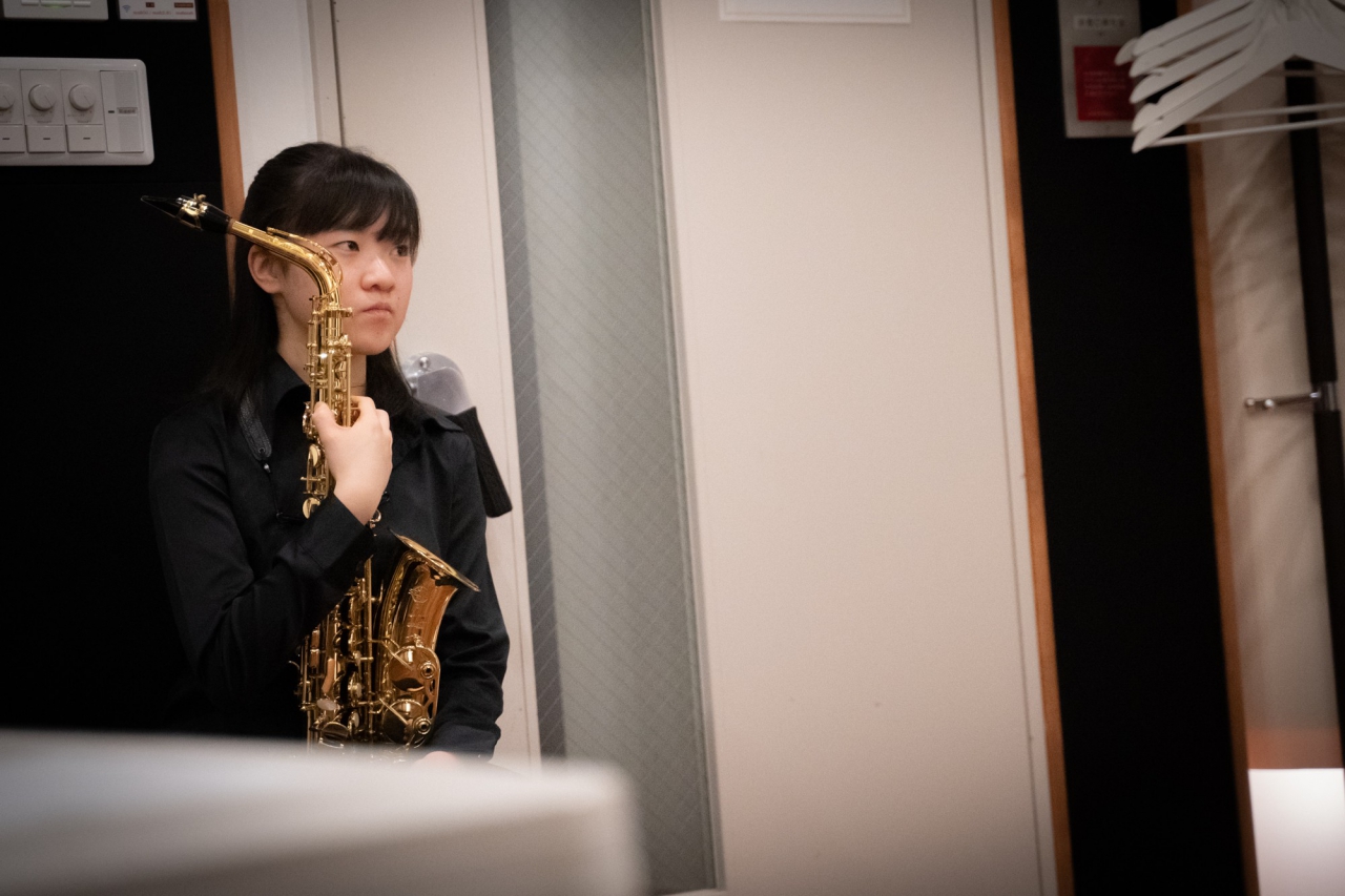 実技模試会場内で他の参加者の演奏を聴くサックスの参加者