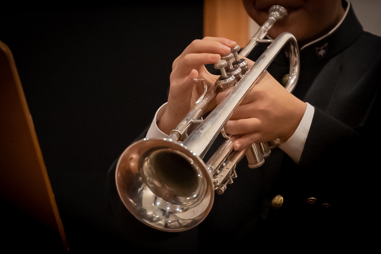 演奏しているトランペットのアップ
