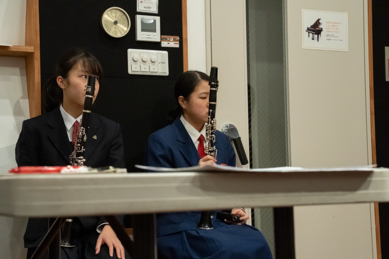 実技模試会場内で出番を待つクラリネットの受験生
