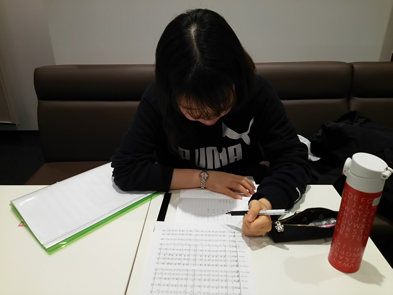 音楽知識の勉強をする生徒