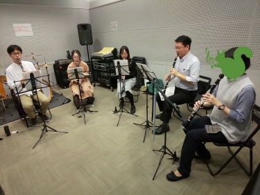 クラリネットアンサンブルをする生徒達