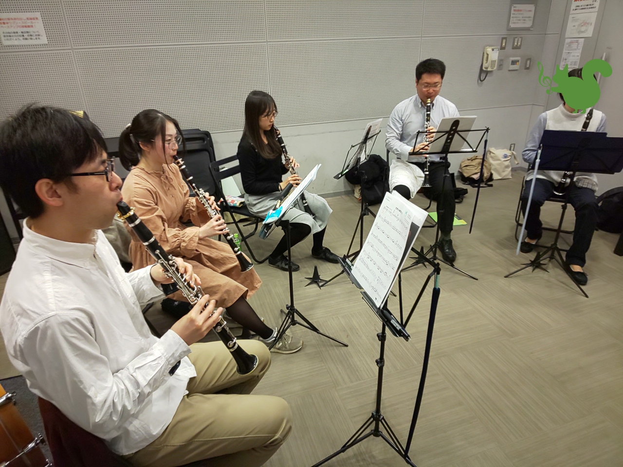 クラリネットアンサンブルをする生徒達