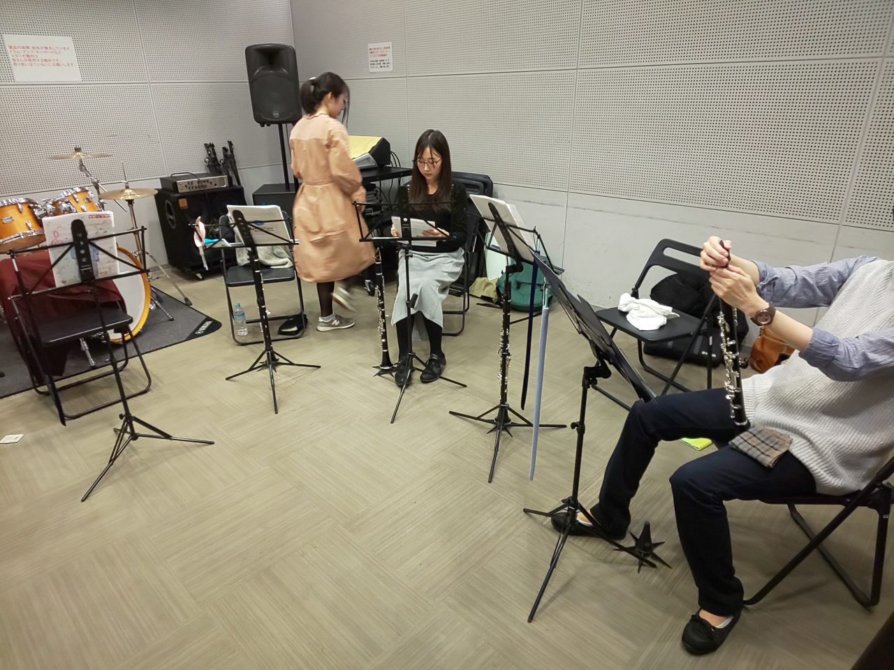 クラリネットアンサンブルに向けて準備をする生徒達