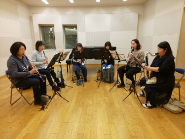 クラリネットアンサンブルをする生徒達