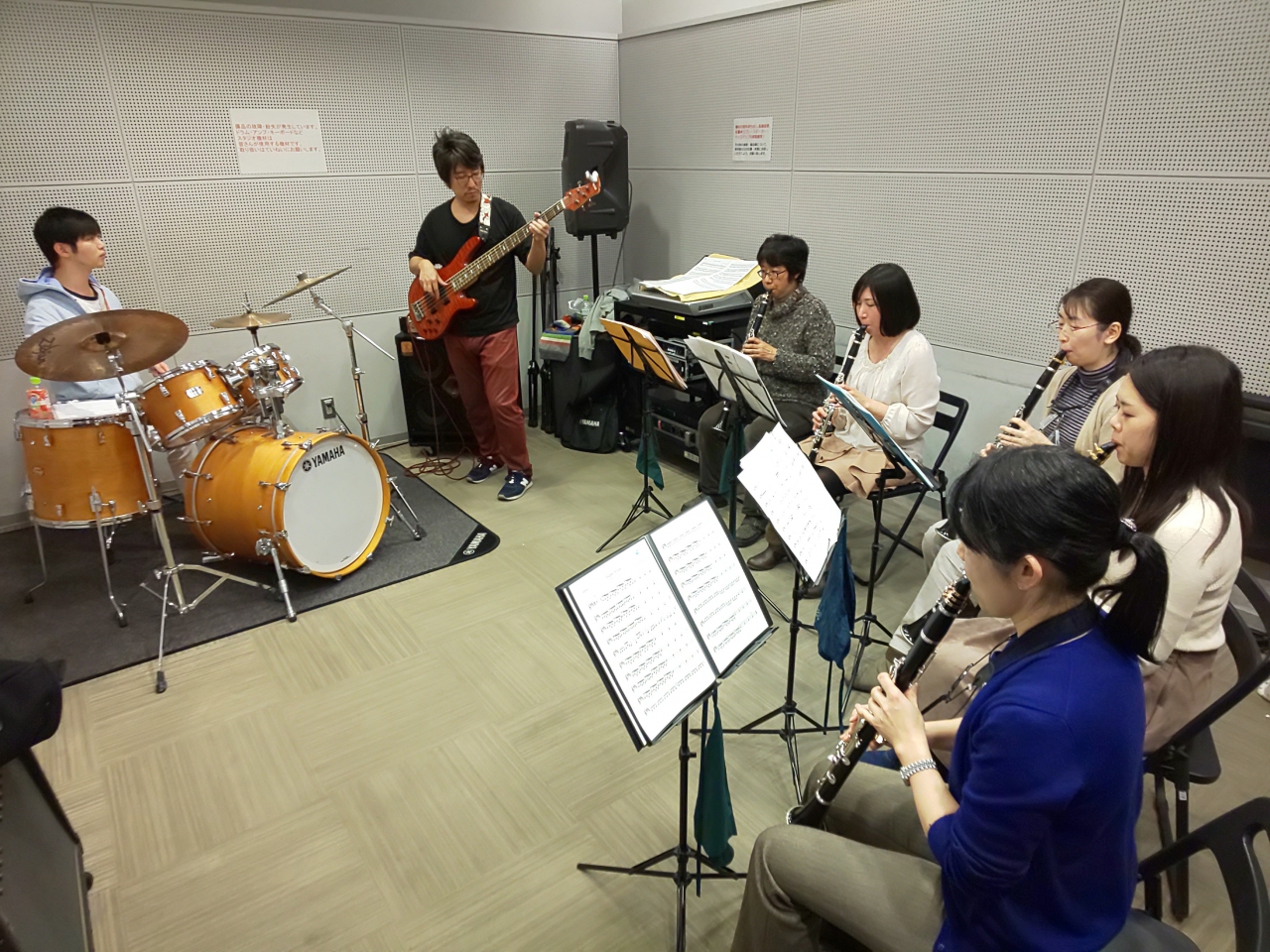 バンドアンサンブルで演奏する生徒達