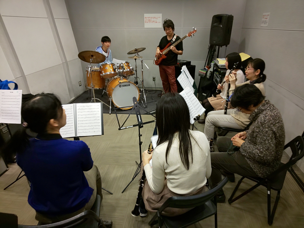 バンドアンサンブルの準備をする生徒達