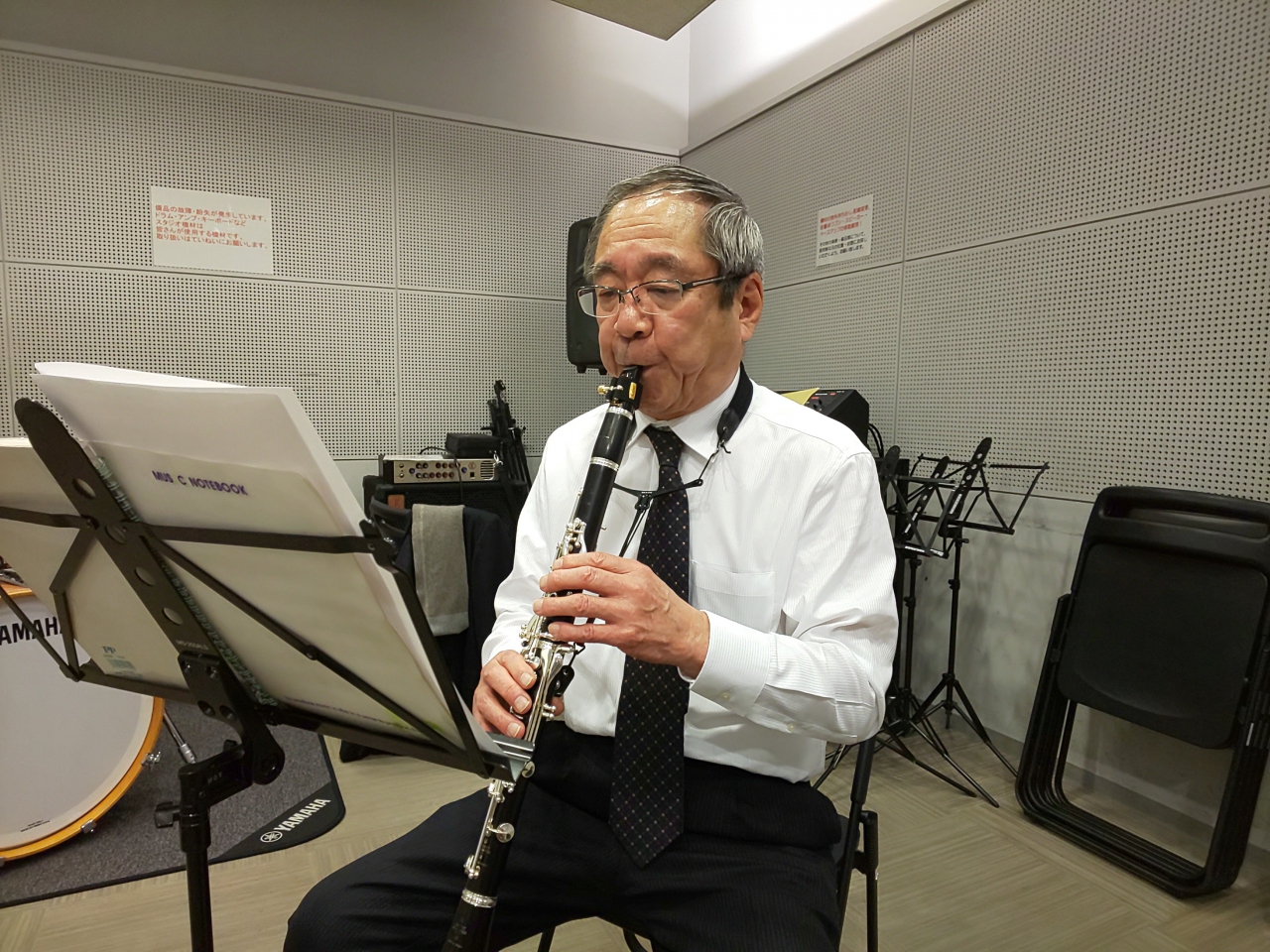 初見の楽譜を座って吹く生徒