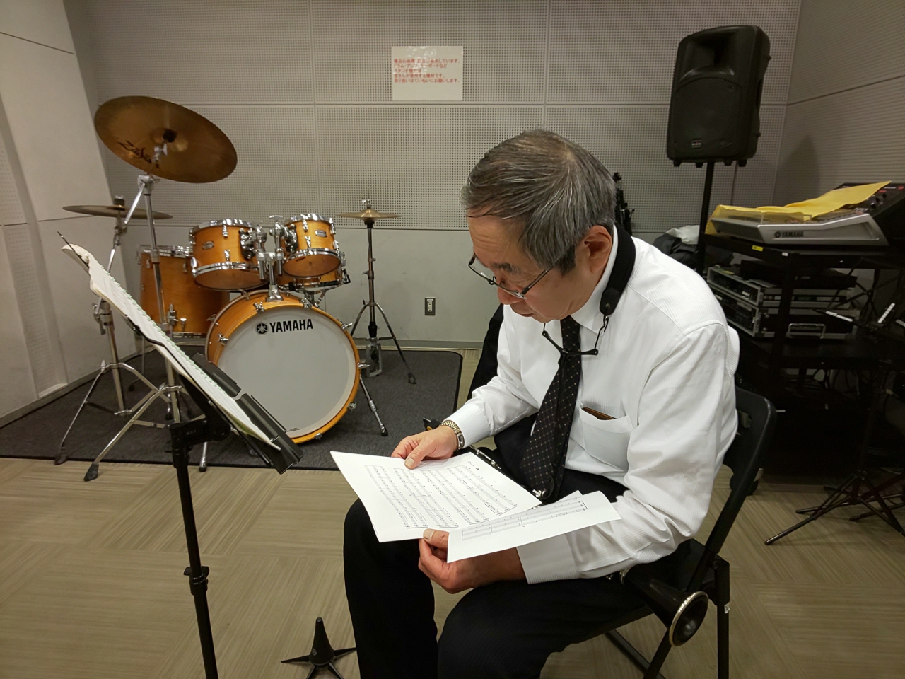 歌いながら新曲の譜読みをする生徒