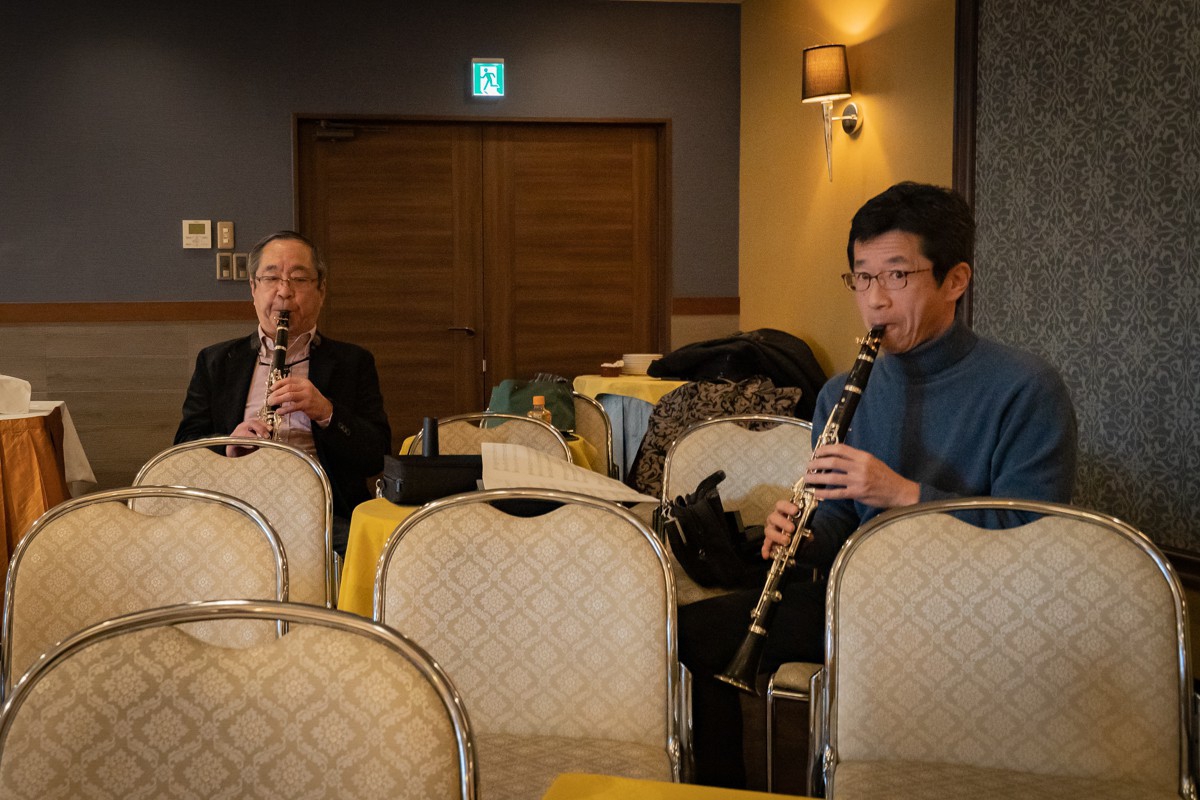 発表会前に音出しをする生徒達