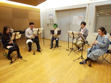 クラリネットアンサンブルする生徒達