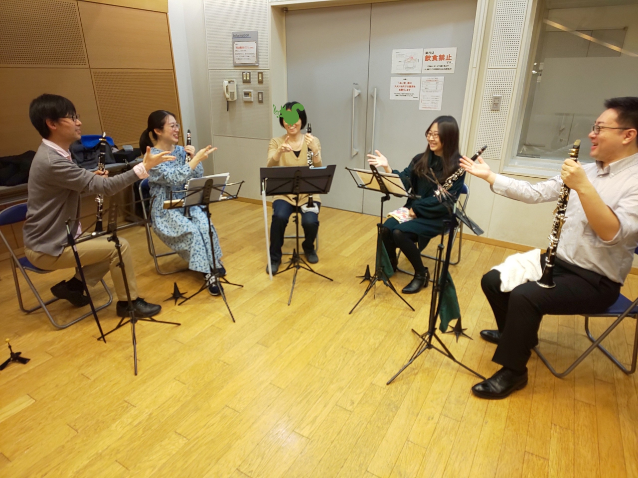 クラリネットアンサンブルでパート決めのじゃんけんをする生徒達