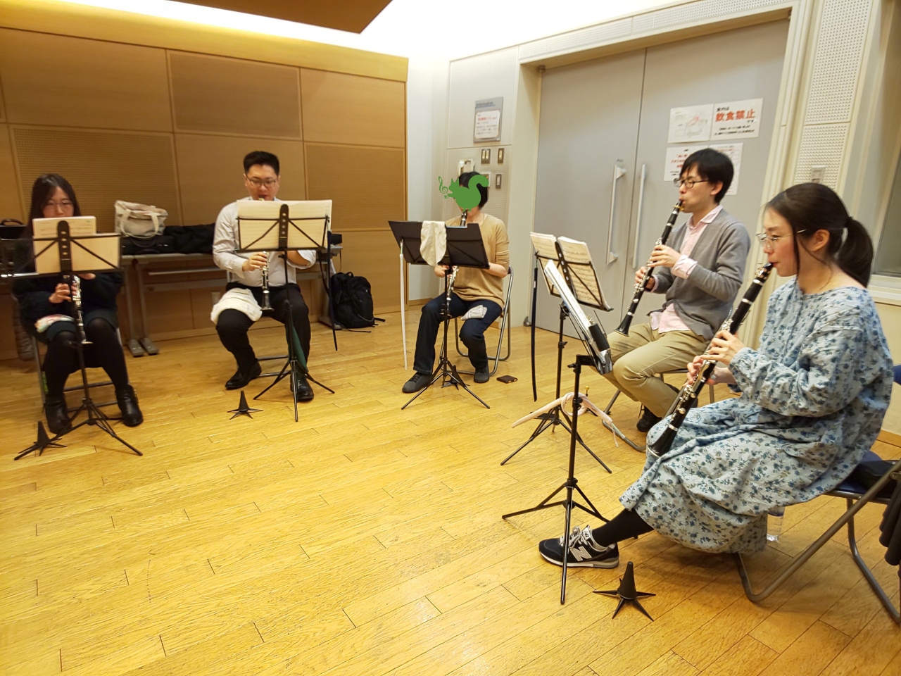 クラリネットアンサンブルする生徒達