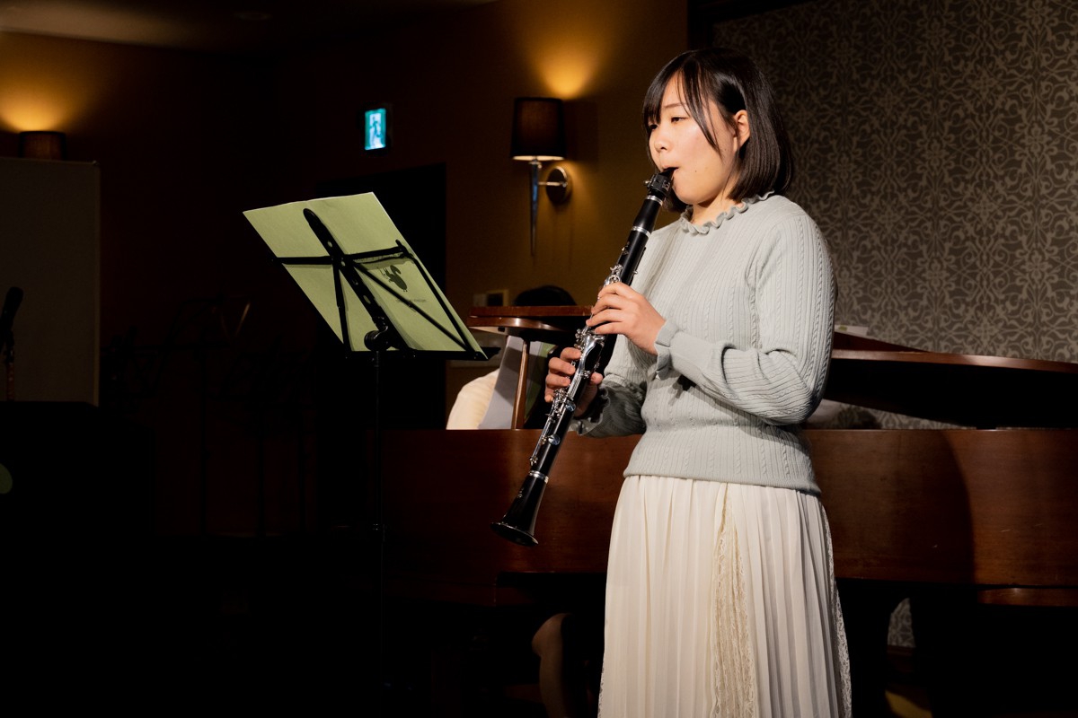 発表会でソロ演奏する生徒