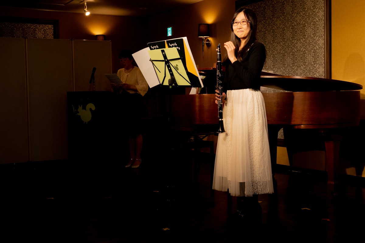 発表会でソロ演奏する生徒