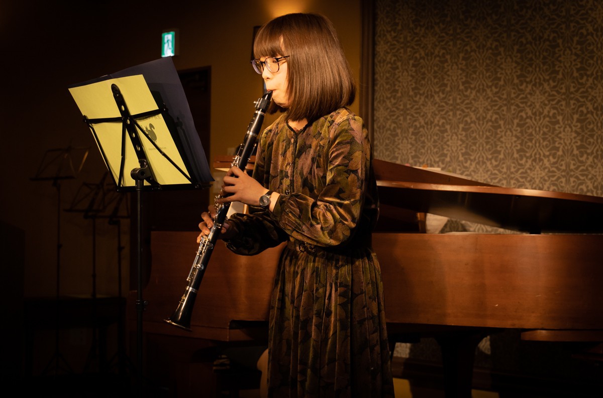 発表会でソロ演奏する生徒