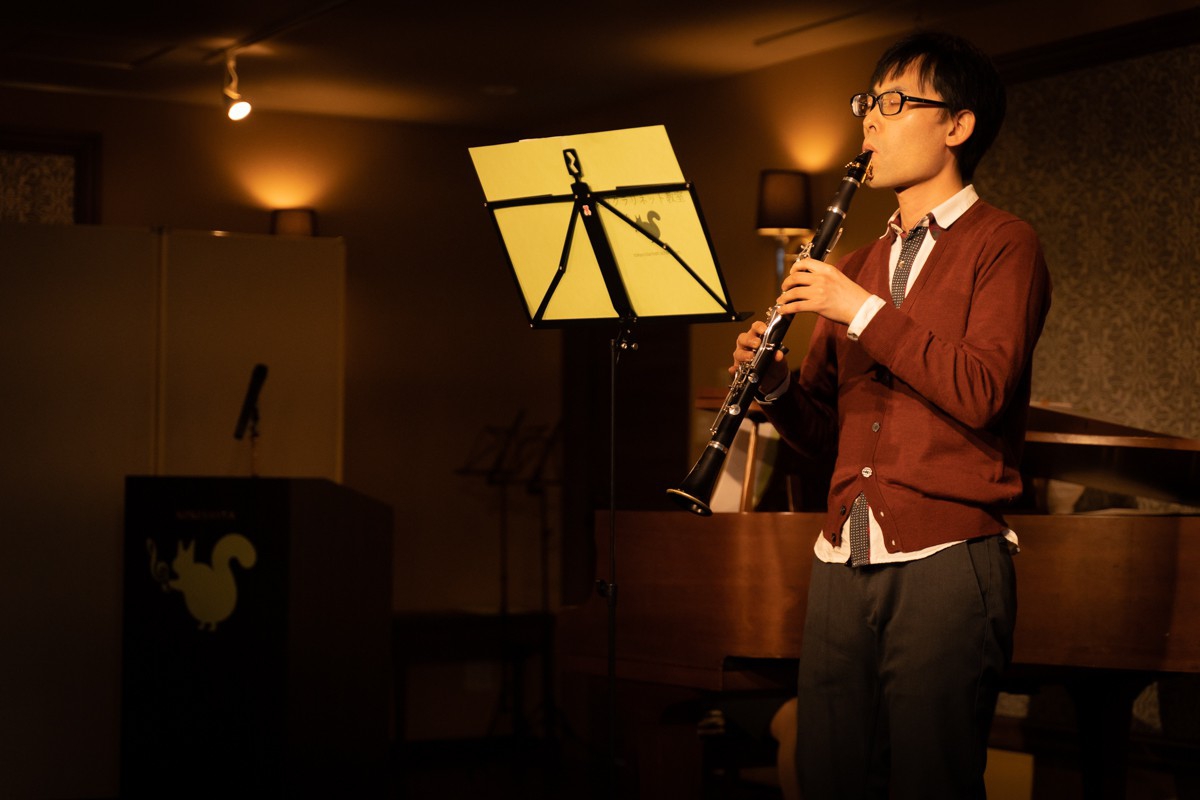 発表会でソロ演奏する生徒