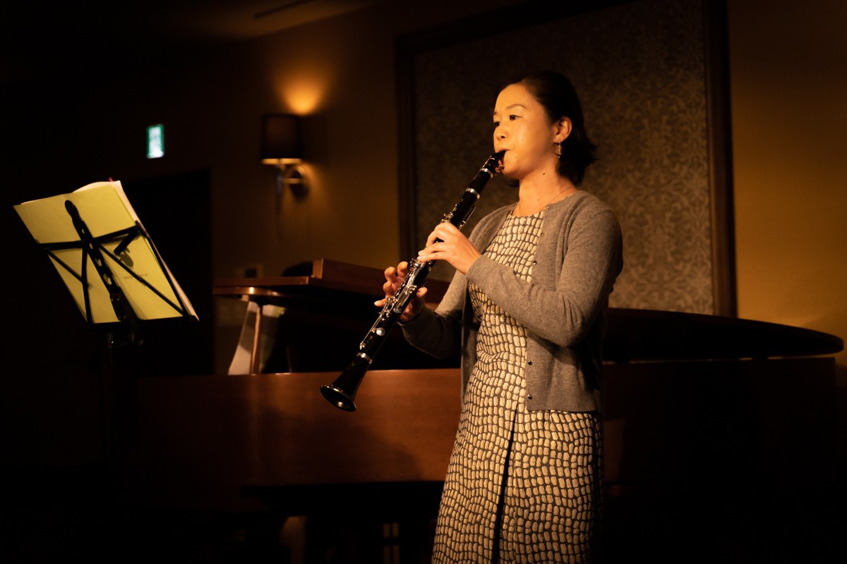 発表会でソロ演奏する生徒