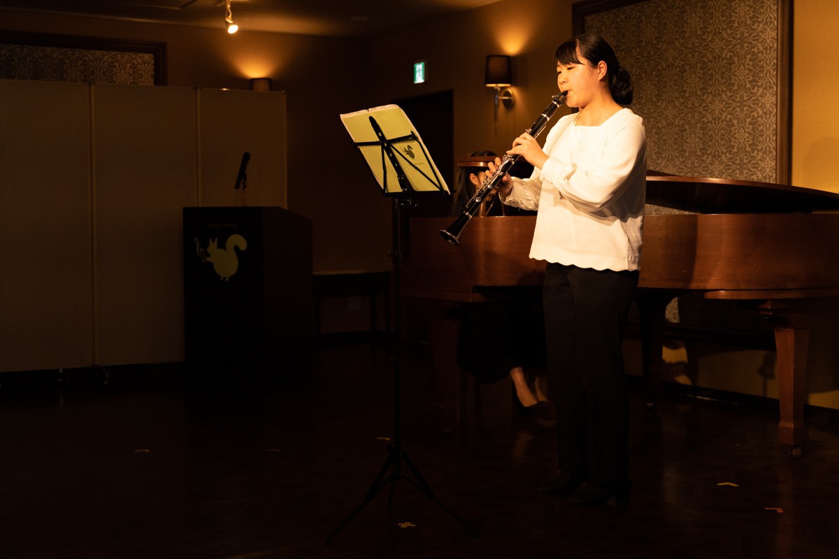 発表会でソロ演奏する生徒