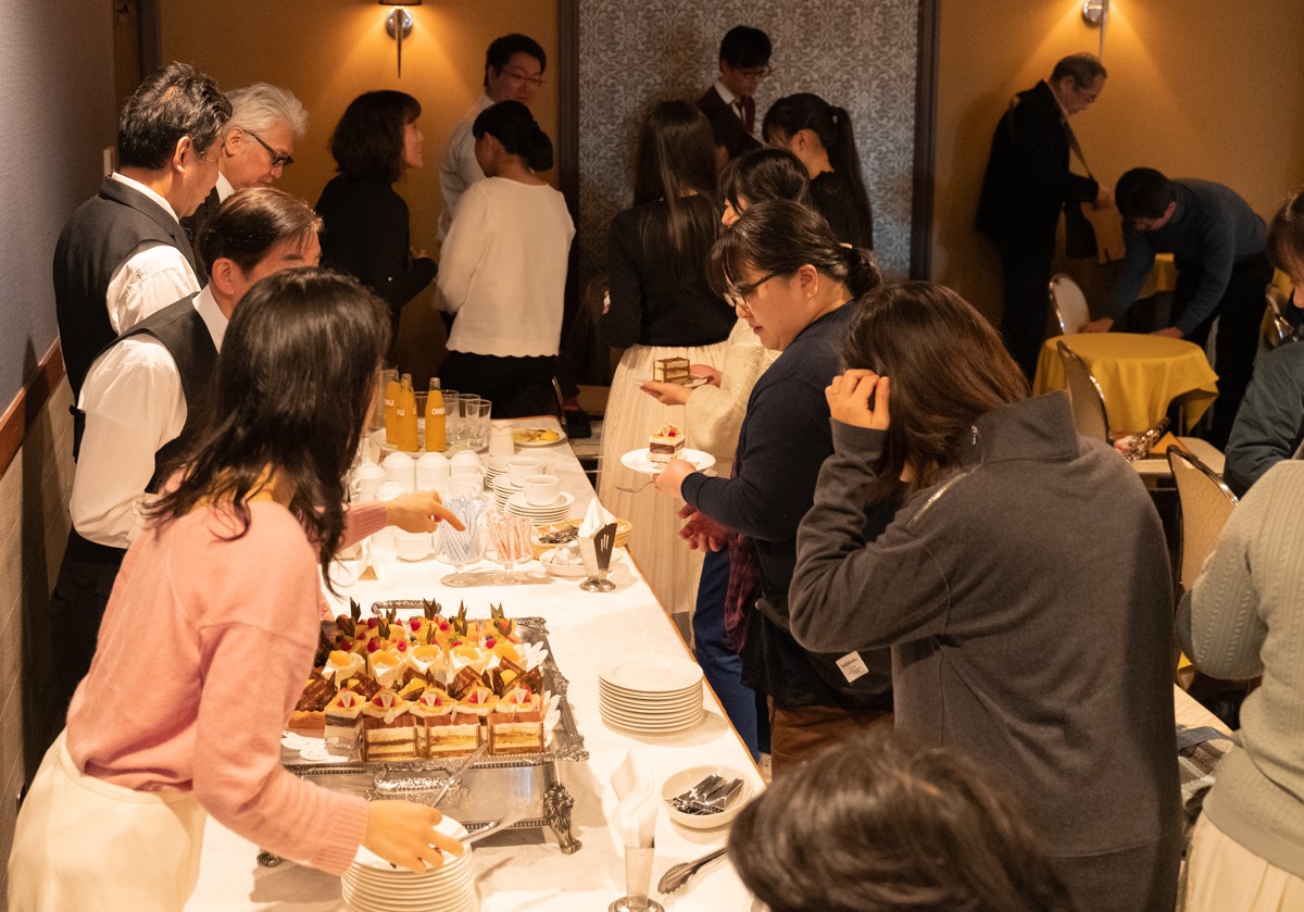 発表会の休憩にケーキを受け取るお客様