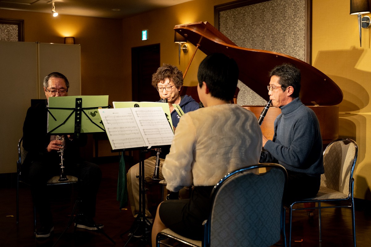 発表会で演奏する初級者アンサンブルのメンバー