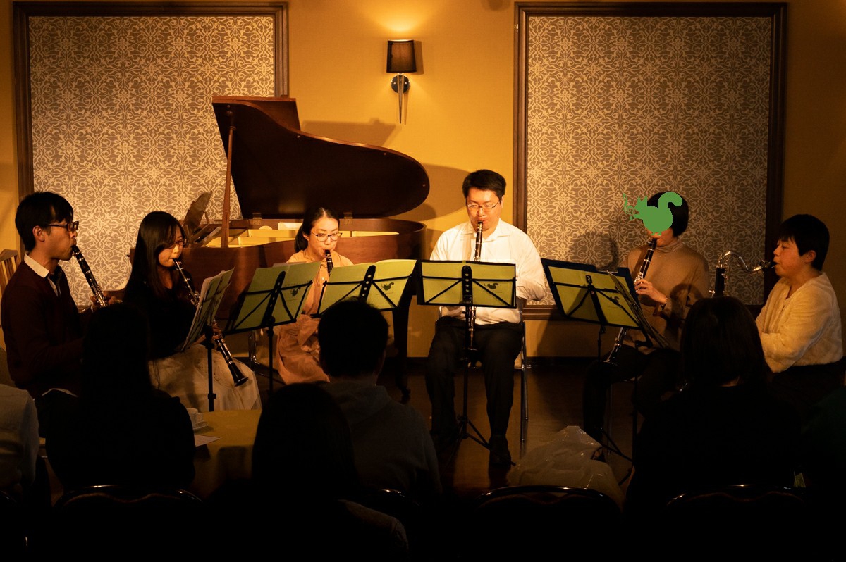 発表会で演奏する中級者アンサンブルのメンバー