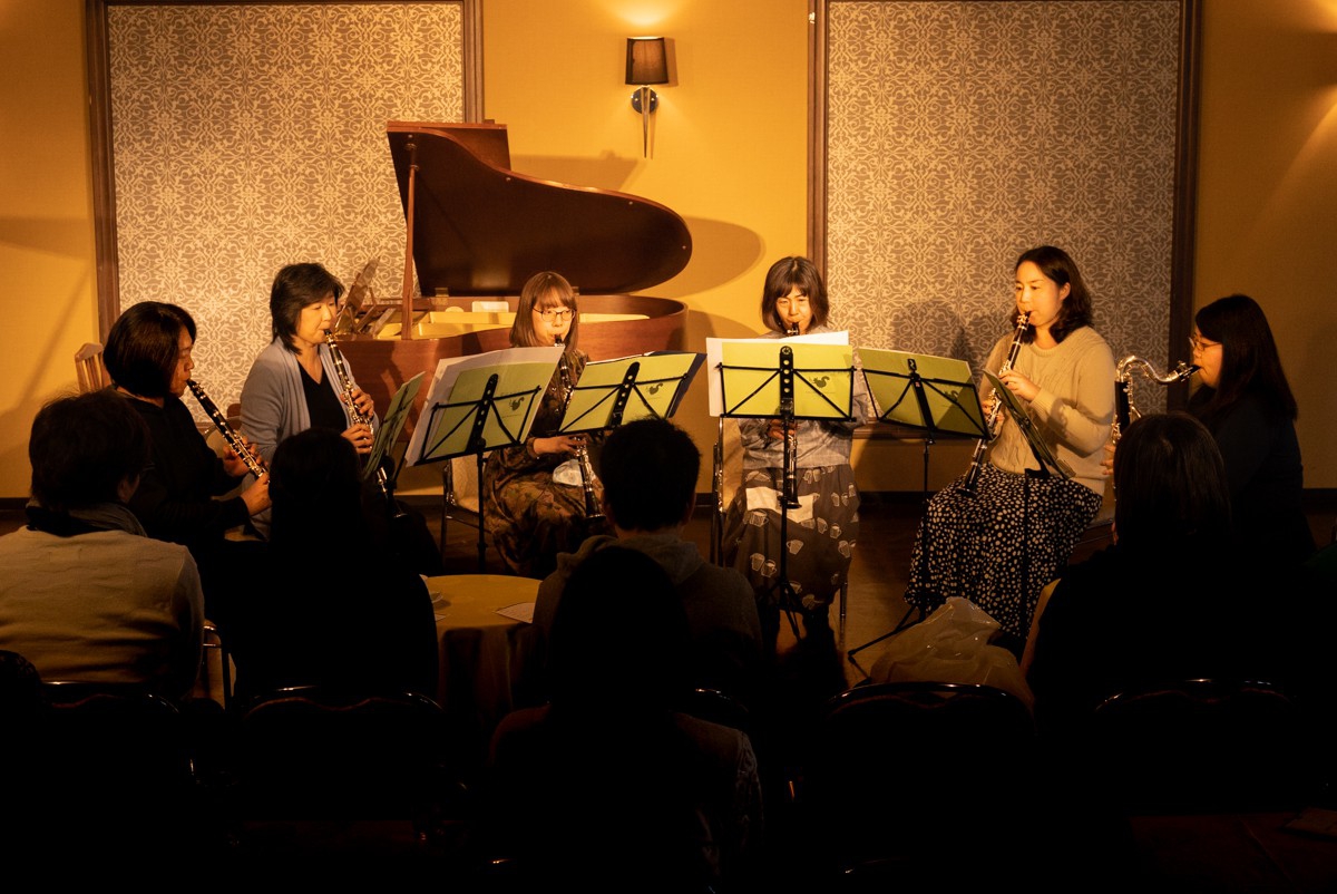 発表会で演奏する上級者アンサンブルのメンバー