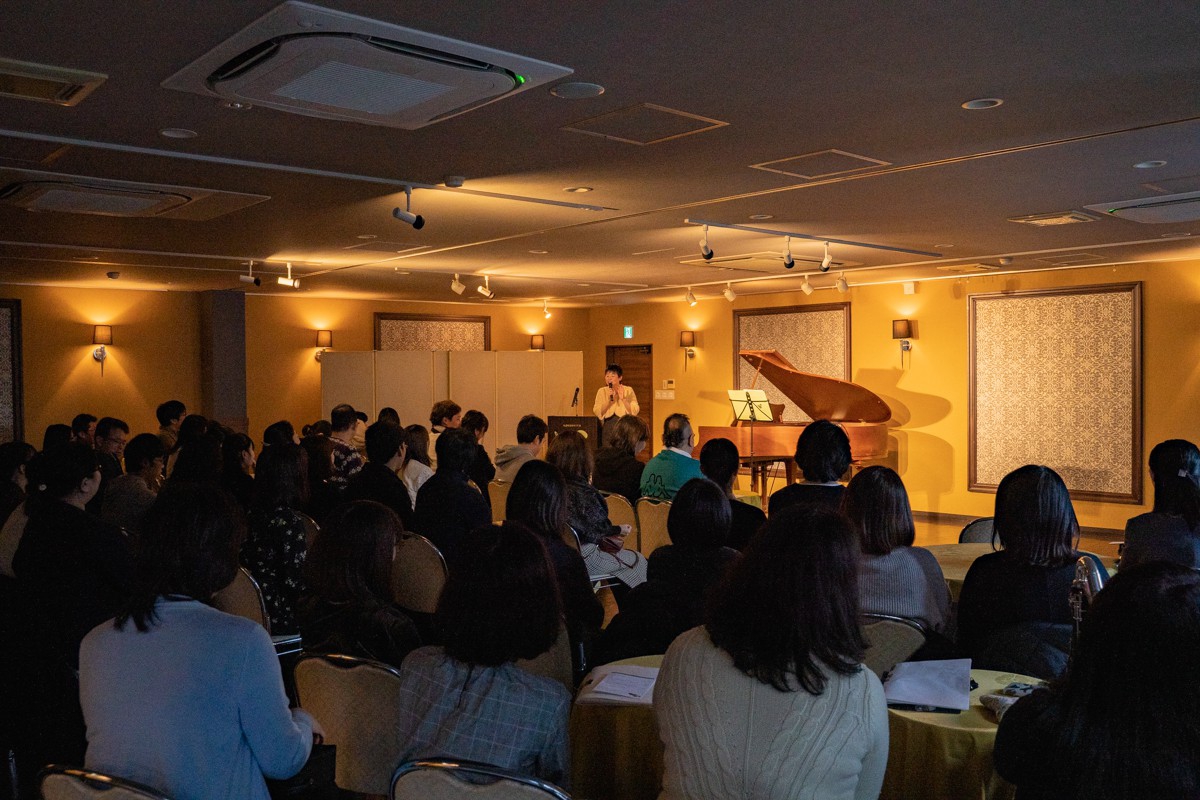 発表会の客席から見たステージ