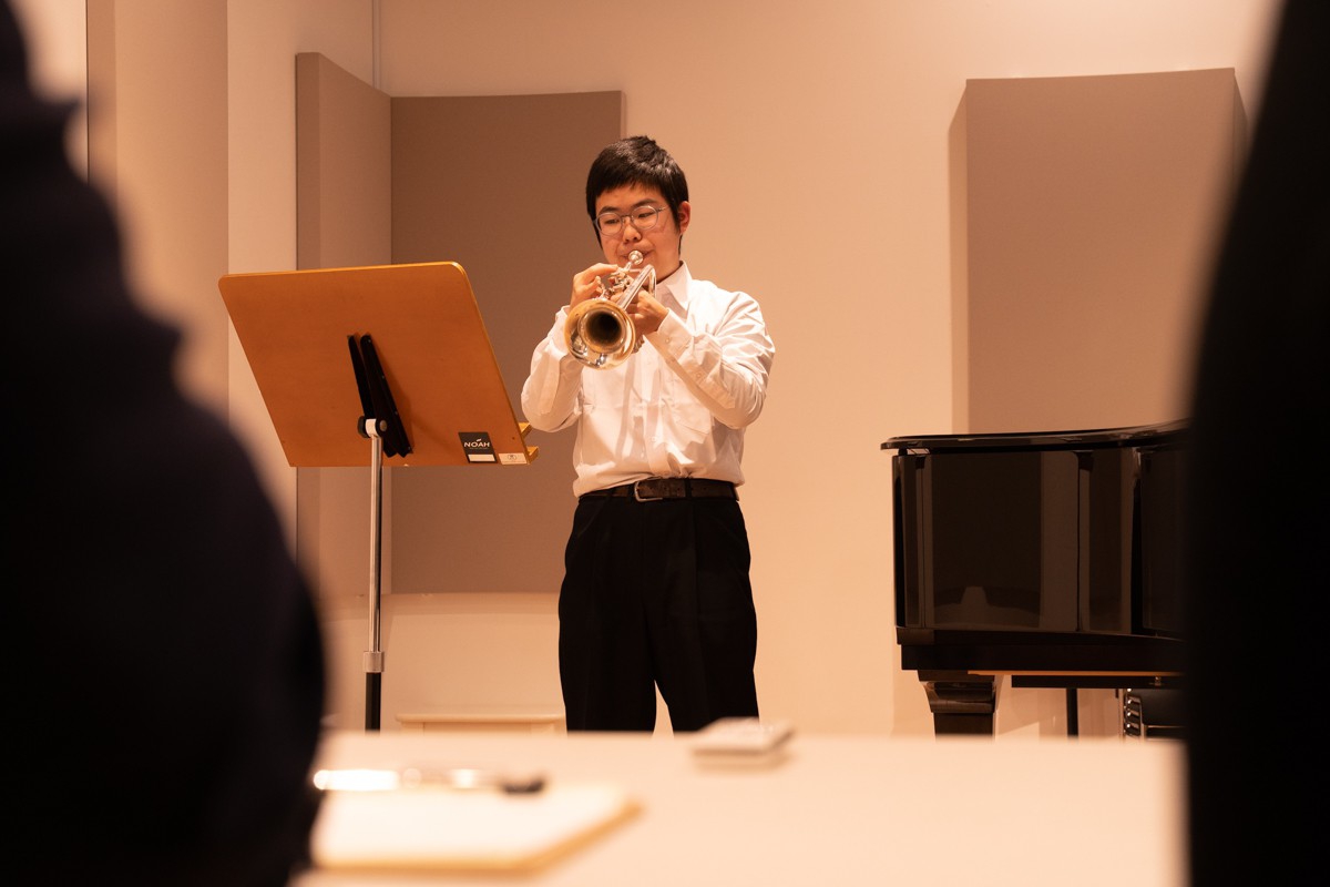 実技模試で演奏するトランペットの参加者