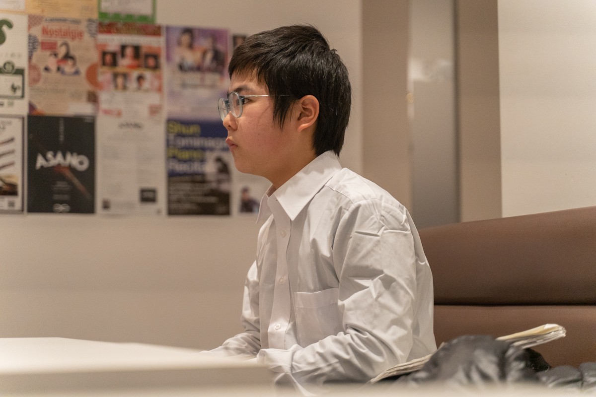 実技模試で待ち時間を過ごす参加者