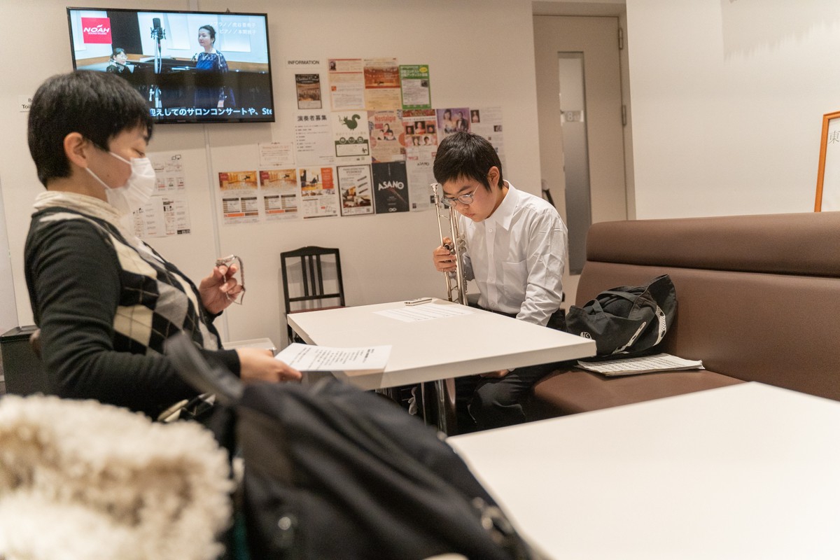 実技模試で課題に目を通す参加者