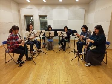 クラリネットアンサンブルする生徒達