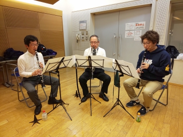 真剣にクラリネットアンサンブルする生徒達