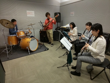 バンドアンサンブルする生徒達