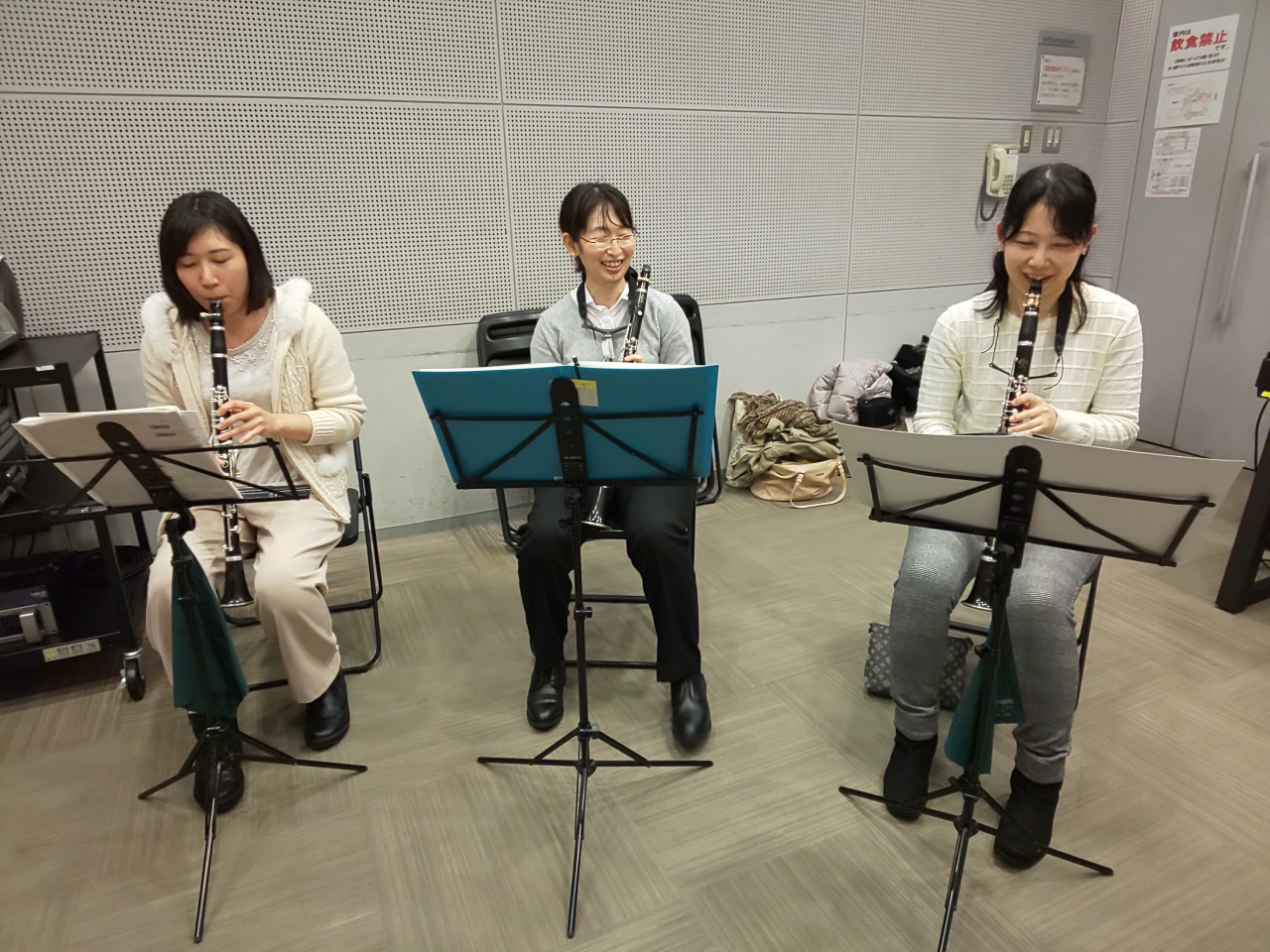 バンドアンサンブルで談笑する生徒達