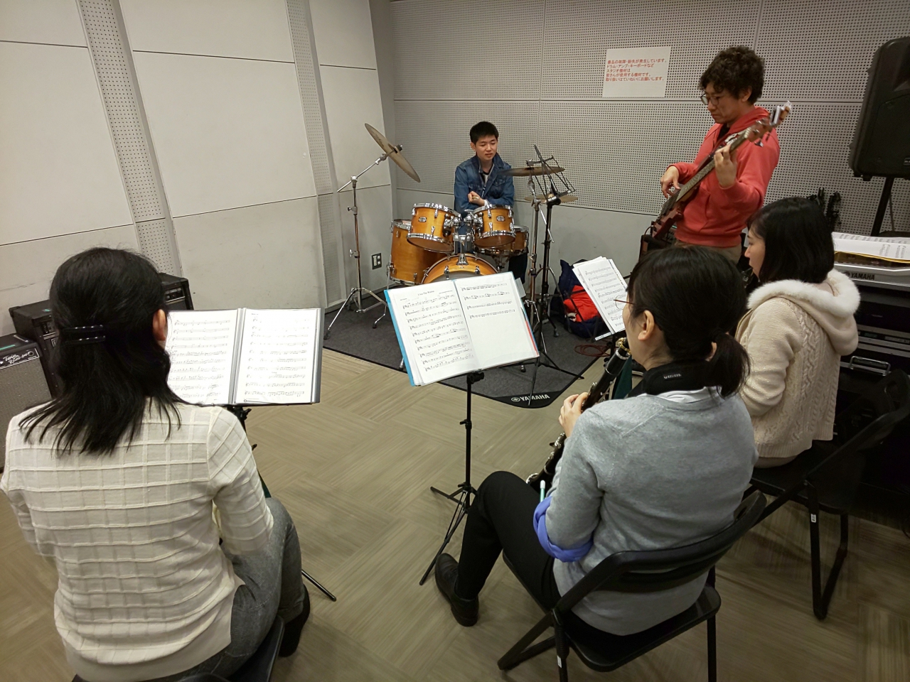 バンドアンサンブルする生徒達