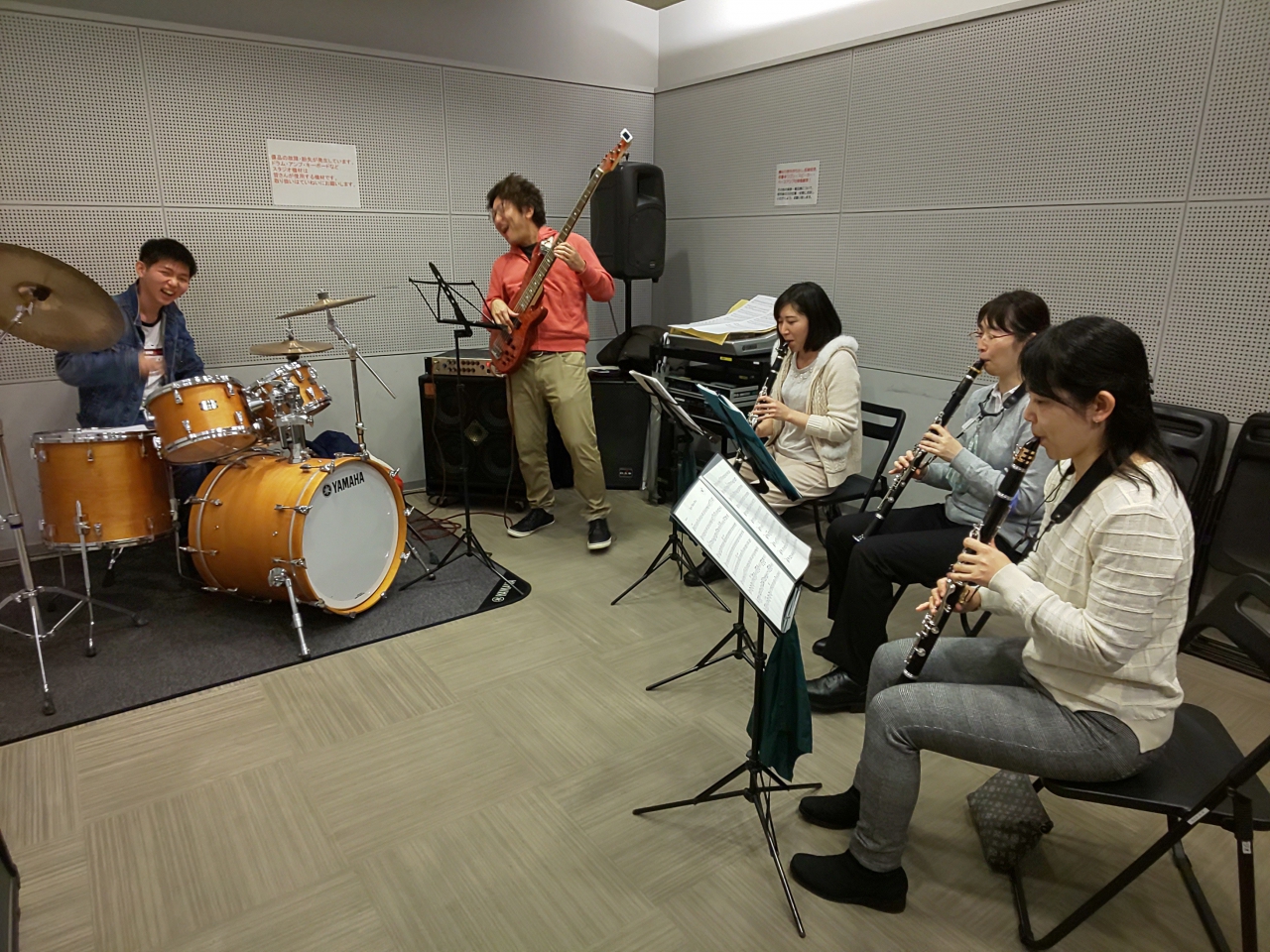 楽しそうにバンドアンサンブルする生徒達