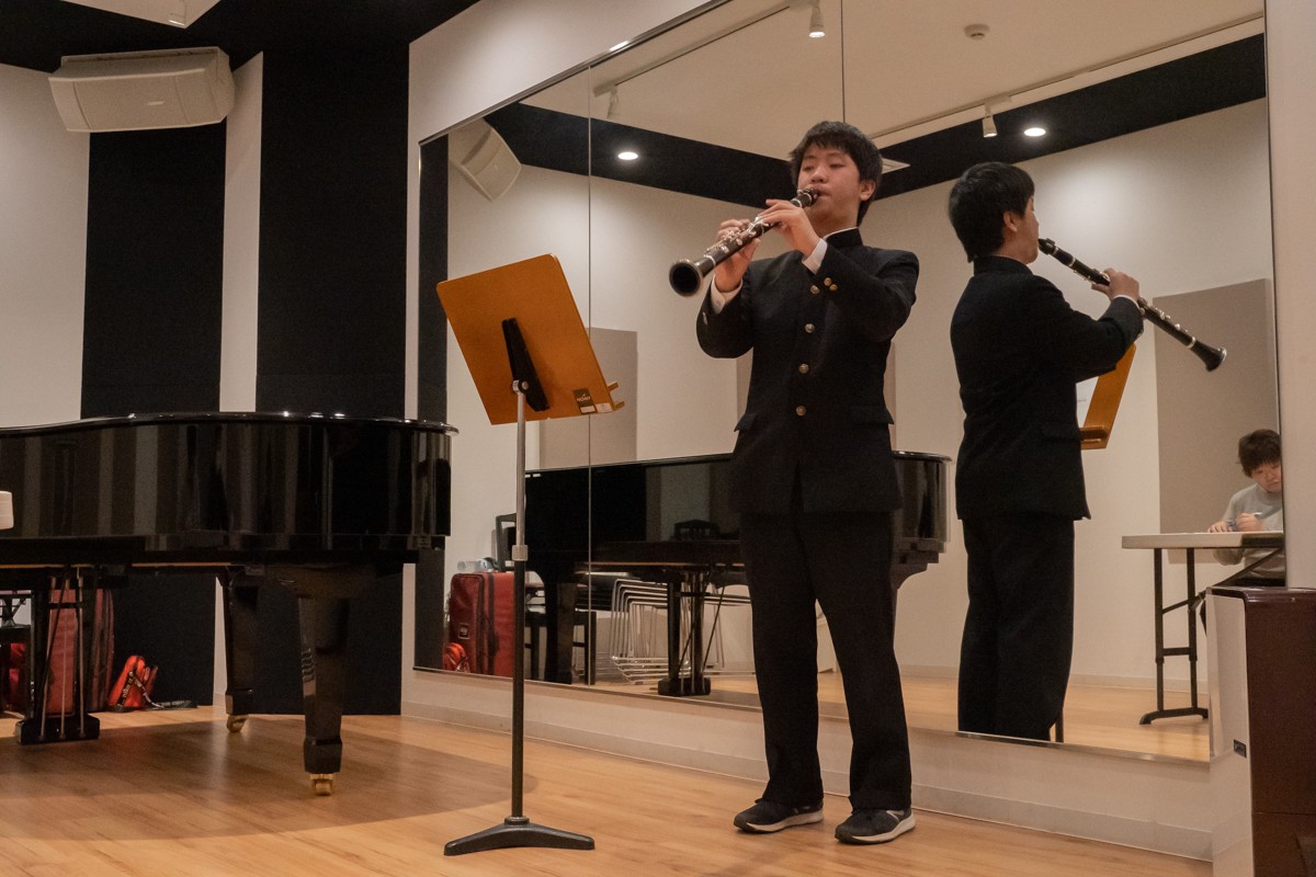 実技模試で演奏するクラリネットの受験生