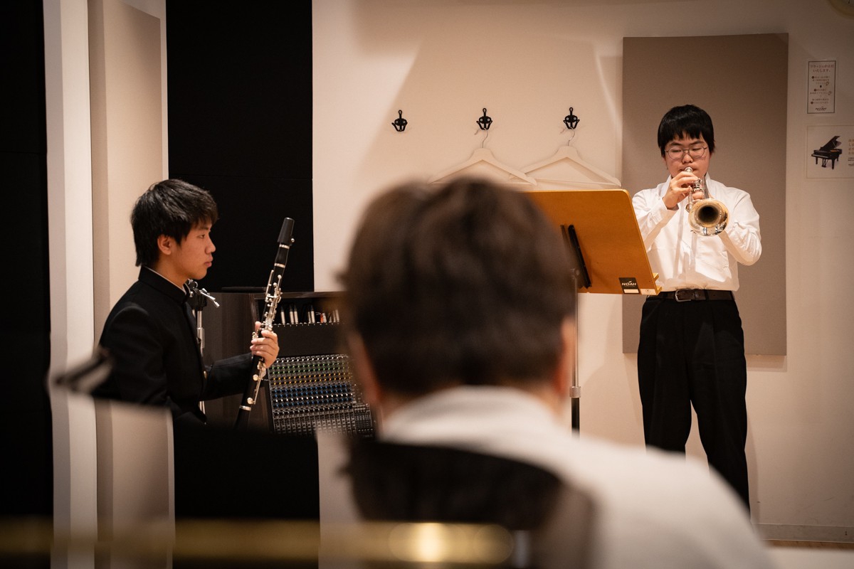 実技模試の本番会場で演奏するトランペットの参加者