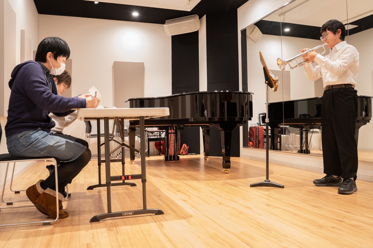 実技模試で演奏するトランペットの参加者