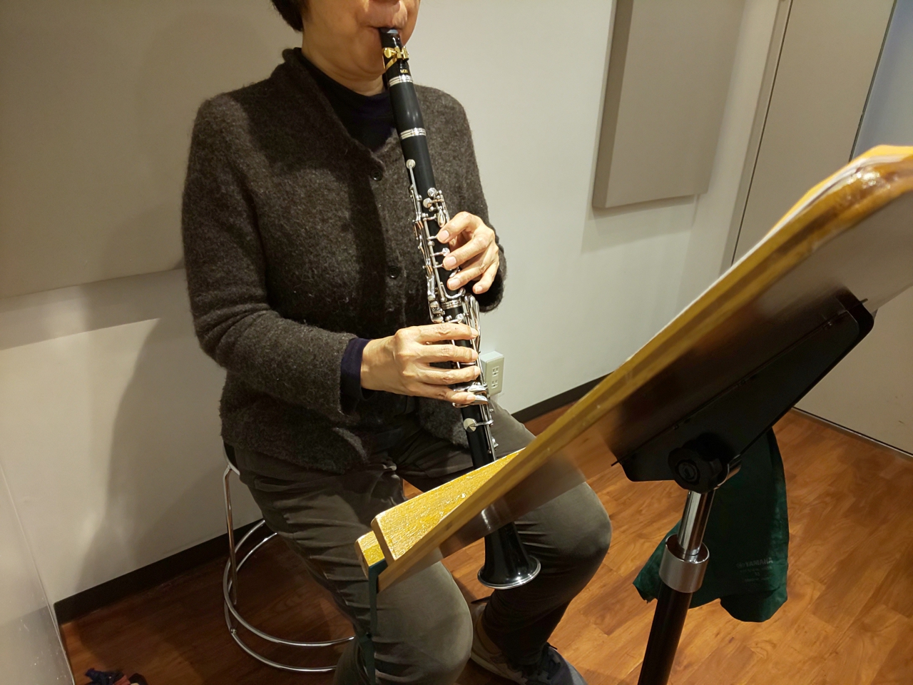 楽譜を見ながら座って演奏する生徒