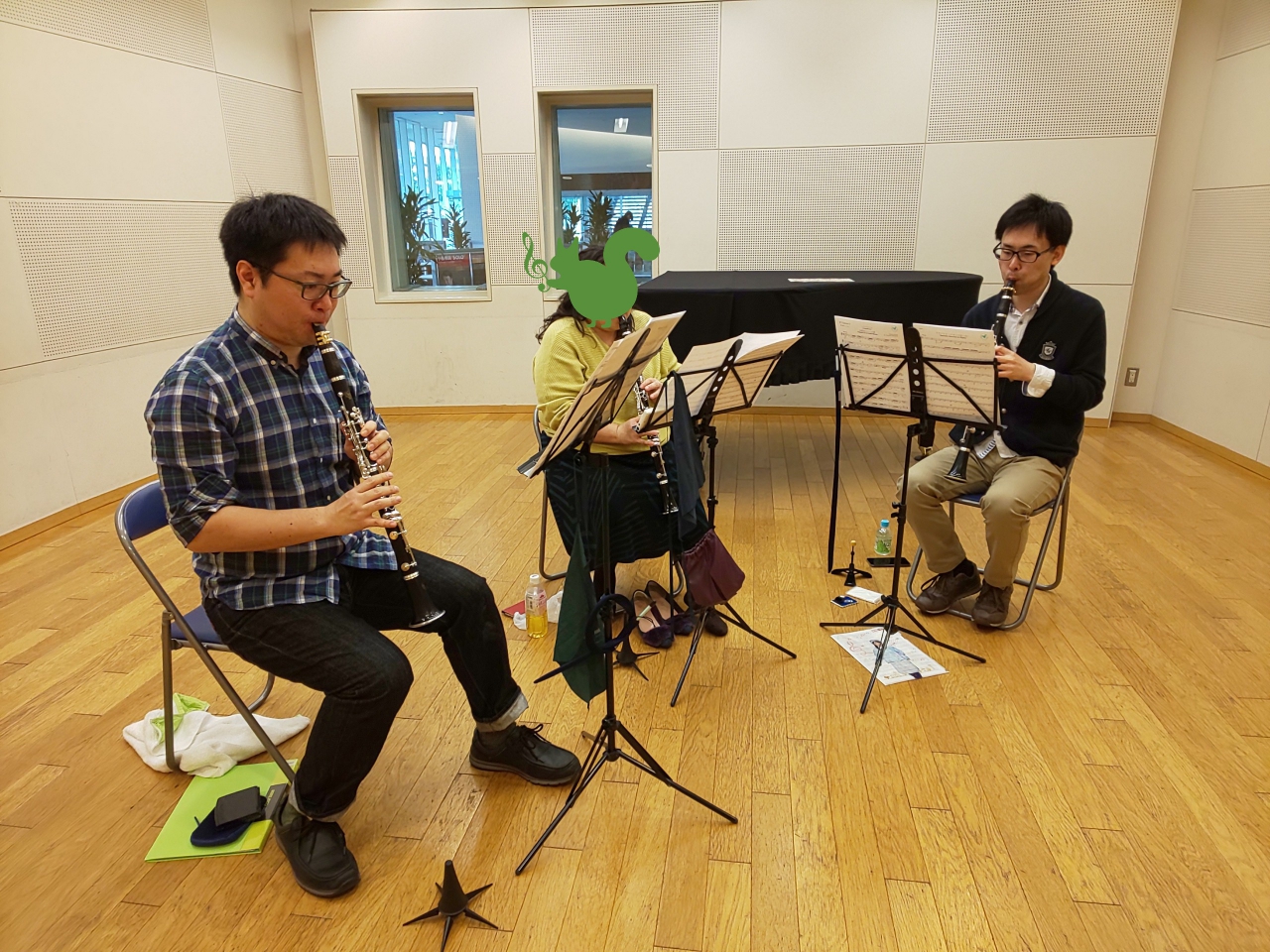 クラリネットアンサンブルする生徒達