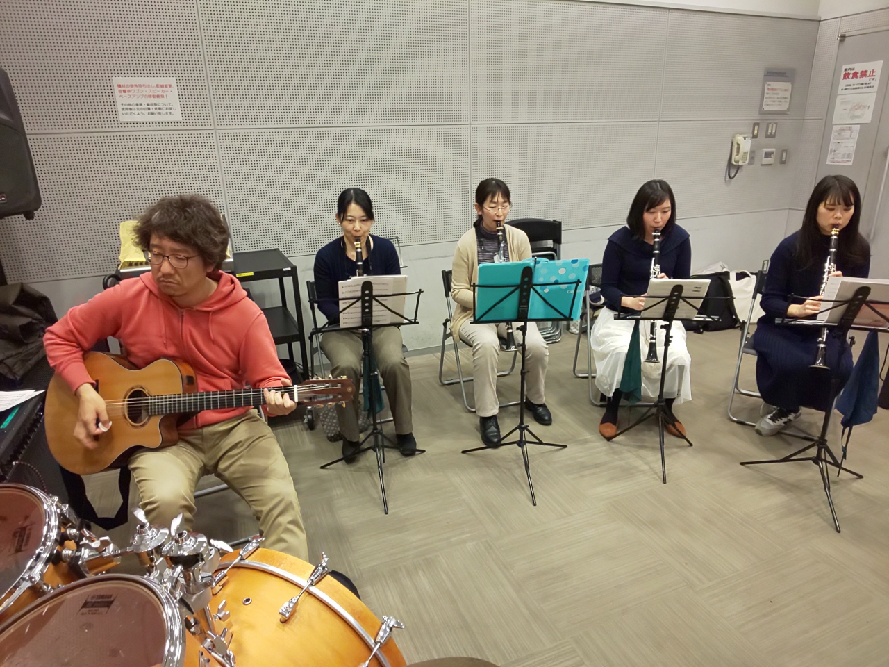 楽しそうにバンドアンサンブルする生徒達