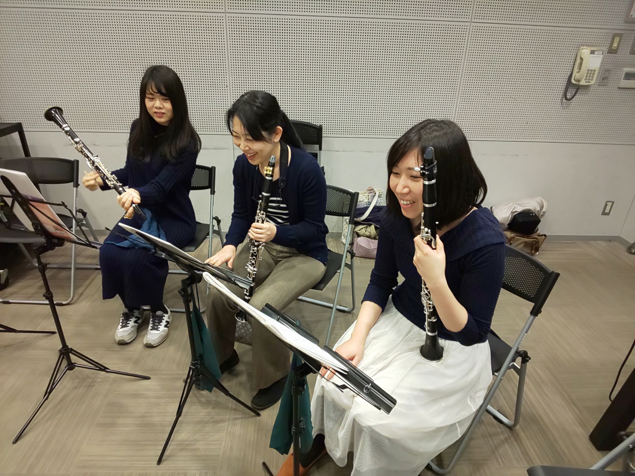 バンドアンサンブルで談笑する生徒達