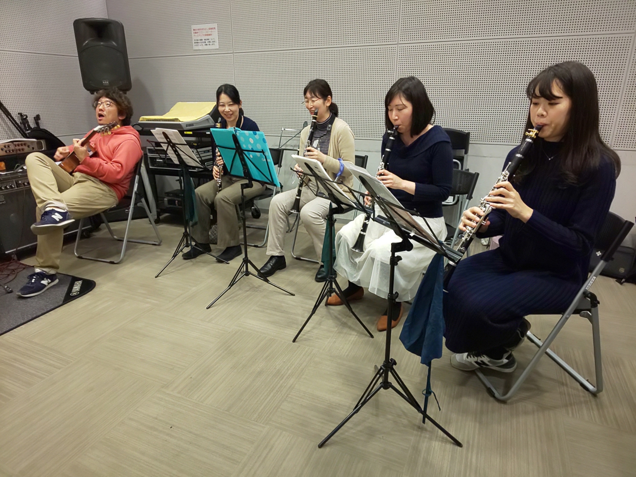 バンドアンサンブルで個人練習をする生徒達