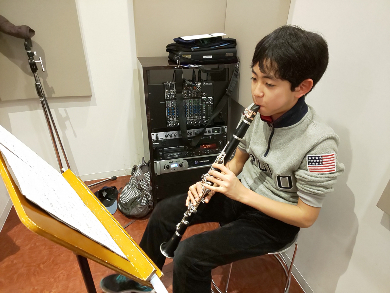 楽しそうに座って演奏する生徒