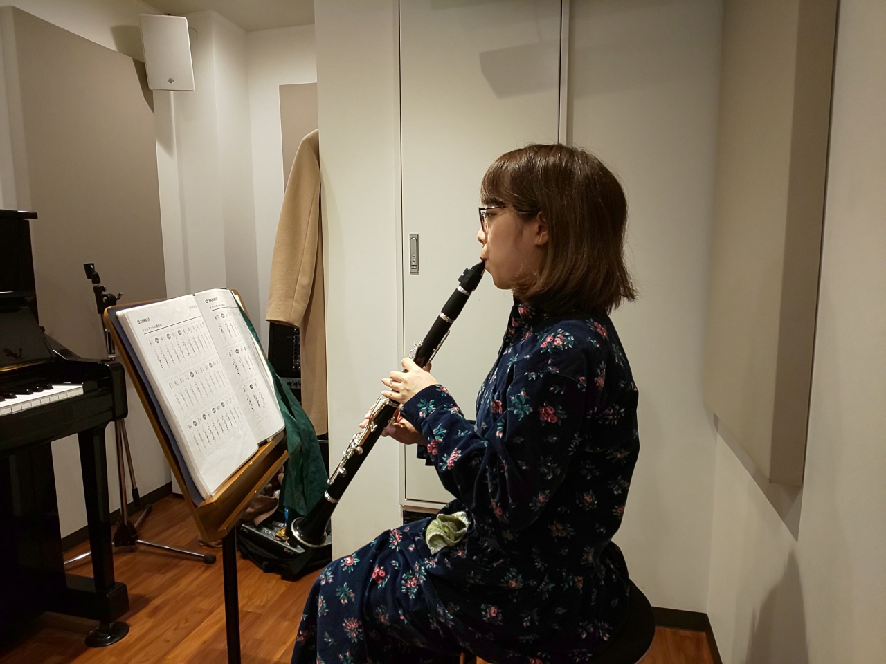 楽譜を見ながら座って演奏する生徒